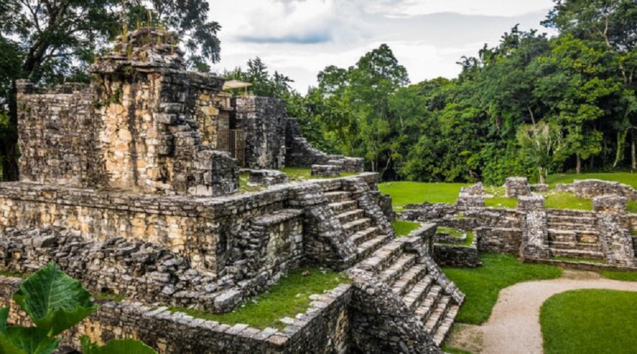 MXCUN001-tempel-maya-ruinen-mexiko-shutterstock-518526232